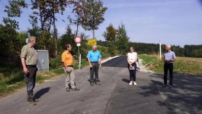 Bild: bkr
Kleine Nachbesserungen stellte Bürgermeister Günter Kopp (Bildmitte) am Übergang zur neuen Straße am Ortsausgang von Oberwappenöst fest. Mit auf dem Bild: Egid Schreyer und Diplomingenieur Bernhard Hagner (von links) sowie Bürgermeister Peter König und Katrin Bayer (von rechts.)