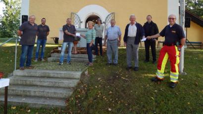 Bild: Stefan Egerer/exb
Zur Spendenübergabe versammelt sind (von links) eine dreiköpfige Abordnung der Michelfelder Blaskapelle mit Vorsitzendem Werner Meisel, Doris Graf und Gretl Joksch (beide Archeladen), Vorsitzender Wolfgang Meiler und Kassier Johann Schlegl (beide Freunde St. Magdalena), Militärdekan Alexander Prosche und Roland Löb (Helfer vor Ort Neuhaus).