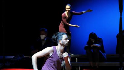 Bild: Stephan Huber
Skurrile Szenen wie diese prägen die aktuelle Inszenierung der Bühne Wumms: Eine Frau, die am Flussufer neben ihrem angelnden Mann malt, hätte am liebsten, der Kanufahrer würde kentern und ertrinken. Es wäre ein schönes Motiv, findet die Dame.