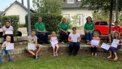Bild: mez
Viele der jungen Natur-Detektive kamen zur kleinen Siegerehrung beim Ferienprogramm des Obst- und Gartenbauvereins in das grüne Klassenzimmer der Schule und holten sich ihren erworbenen Gutschein ab.