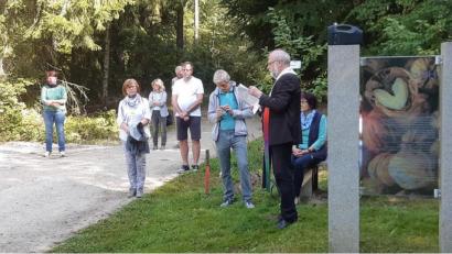 Bild: Evang. Pfarramt Mitterteich/exb
Zu einem ökumenischen Gottesdienst auf dem Waldbesinnungspfad „Resl von Konnersreuth“ hatte die Evangelische Kirchengemeinde Mitterteich um Pfarrer Martin Schlenk (rechts) eingeladen.