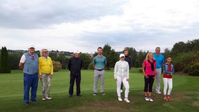 Bild: Golfclub Stiftland/exb
Die erfolgreichsten Teilnehmer der Clubmeisterschaft mit (von links) Präsident Wolfgang Ries, Luise Ries, Peter Burger, Marian Ludwig, Christian Friedl, Andrea Kudlickova, Monika Burger, Andreas Graf und Barbara Volmutova.