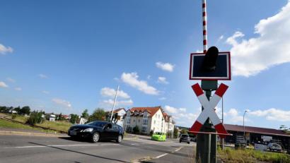 Bild: Stephan Huber
Schranke oben, wenn kein Zug fährt: Es gibt noch einige technisch ungesicherte Bahnübergänge in Bayern. In Amberg sind es zum Beispiel zwei, die aber an einer privaten Straße liegen.