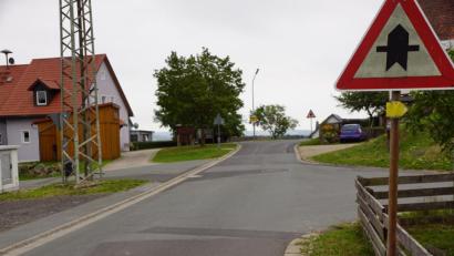 Bild: bkr
Eng kurvig und unübersichtlich ist die Straße durch Plößberg. Dennoch, viele fahren mit nicht angepasster Geschwindigkeit durch den Ort.