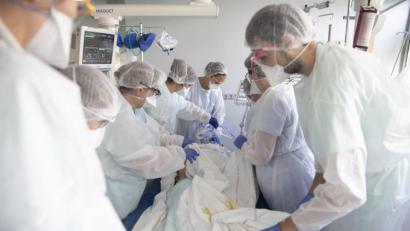 Symbolbild: Jean-Francois Badias/dpa
Ob ein Krankenhaus nah beim Patienten ist, kann über Leben und Tod entscheiden.