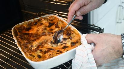 Bild: Gabi Schönberger
Die Lasagne kommt zum Überbacken in den Ofen. Sie ist fertig, wenn sich eine goldbraune Kruste gebildet hat.