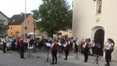 Bild: bö
Die kleine Abendserenade lässt die Menschen trotz Corona-Abstand näher zusammenrücken. Die Blaskapelle St. Georg hatte auf den Marktplatz in Rieden eingeladen.
