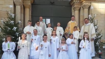 Bild: gis
Acht Mädchen und sechs Buben aus der Pfarreiengemeinschaft Fichtelberg/Mehlmeisel gingen am Sonntag in der Pfarrkirche in Mehlmeisel erstmals zum Tisch des Herrn.