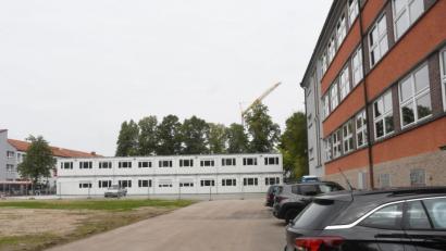 Bild: Gabi Schönberger
Die neuen Container vor der Pestalozzi-Mittelschule in Weiden sind für die Schulleitung eine große Erleichterung.