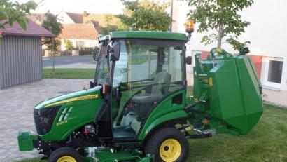 Bild: br
Der Kommunaltraktor, die neueste Errungenschaft der Gemeinde Schlammersdorf für ihren Bauhof, findet als Rasenmäher sowie in den Wintermonaten im Räum- und Streudienst seine Verwendung.