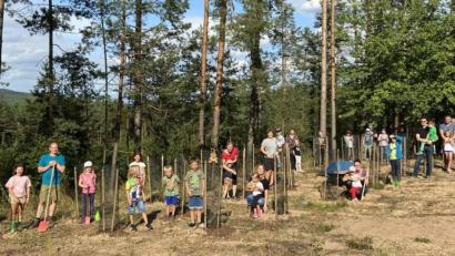 Bild: wee
Zusammen mit Bürgermeister Konrad Kiener und den beiden Jugendbeauftragten, Max Geitner und Christian Liebl, pflanzten Kinder und Jugendliche aus der Marktgemeinde 25 junge Laubbäume auf dem Fischberg. Und auch der eine oder andere Elternteil war mit von der Partie.