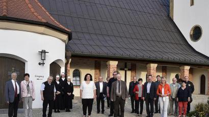 Bild: sck
Domkapitular Josef Zerndl beim Gruppenbild mit den Priestern und Ehrenamtlichen aus dem Seelsorgebereich Auerbach-Pegnitz.