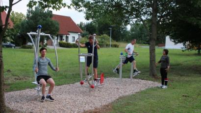 Bild: sne
Marlene Stopfer-Höhn (rechts) erklärt die neuen Sportgeräte am Spielplatz der Bahnhofsiedlung.