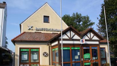 Bild: bjp
Ab Oktober wird nur noch der Straßenname "Raiffeisenplatz" an fast 50 Jahre Raiffeisenbank in der früheren Milchsammelstelle erinnern: Am 30. September baut die Volksbank-Raiffeisenbank Nordoberpfalz die Geld- und Kontoauszugsautomaten in Trabitz ab.