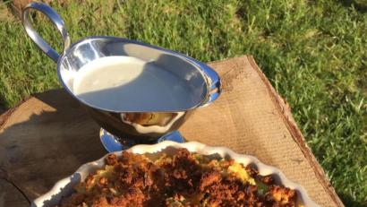 Bild: Michael Schiffer 
Aus Butter, Semmelbröseln und Paprikapulver entstehen die Paprika-Brösel für die Wirsing-Nudeln.