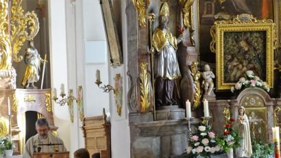 Bild: hl
Pater Rudolf Götz hielt die Festpredigt, in der er sich auch mit dem Maria-Trost-Bild (rechts) auseinandersetzte.