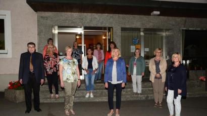 Bild: bey
Annemarie Woppmann (vordere Reihe, Zweite von links) wurde als Vorsitzende des Katholischen Frauenbundes Zweigverein Pleystein bestätigt. Über die Bereitschaft der Mitglieder Verantwortung zu übernehmen freuen sich Stadtpfarrer Pater Hans Ring, Zweite Bürgermeisterin Andrea Lang (von links) und Bezirksvorsitzende Martha Bauer (rechts).