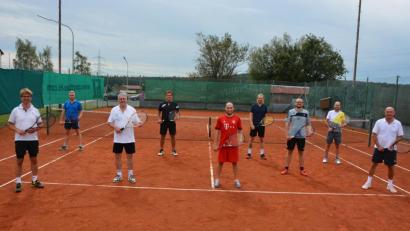 Bild: jr
Neun Hobby-Tennisspieler nahmen an einem Doppelturnier auf der Anlage des TSV Konnersreuth teil. Im Bild (von links) Spartenleiter Peter Andritzky, Markus Burger, Reinhard Betzl, Hubert Andritzky, Manuel Ernst, Thomas Wenisch, Markus Wenisch, Turniersieger Harald Ernst und Max Bauernfeind.