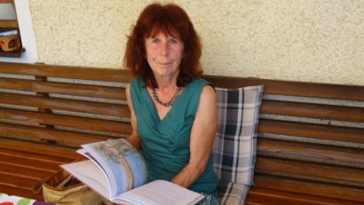 Bild: hka
Emma Niklas mit ihrem Kinderbuch "Nolas Reise" . Im Schaufenster der Buchhandlung Volkert wird es dieser Tage vorgestellt.