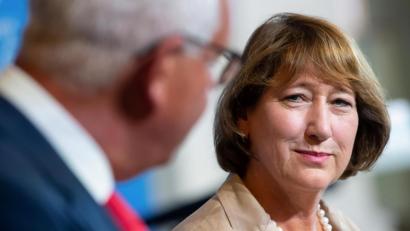 Bild: Sven Hoppe/dpa
Zur Unterstützung hatte der CSU-Fraktionsvorsitzende Thomas Kreuzer (links) auch die Präsidentin des Verbandes der Automobilindustrie, Hildegard Müller, zur der CSU-Landtagsfraktion eingeladen.