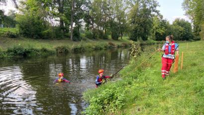Bild: Gustl Beer
Zu Fuß und mit Tauchern suchte die Wasserwacht den Flutkanal ab.
