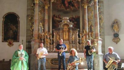 Bild: jzk
Nach dem Gottesdienst bedankte sich Stadtpfarrer Thomas Kraus (links) bei (von rechts) Werner Rodler (Tuba), Alexander Dostler (Tenorhorn), Elena Rodler (Tenorhorn), Jürgen Schönfelder (Flügelhorn) und Kapellmeister René Pascal Bauer (Trompete).