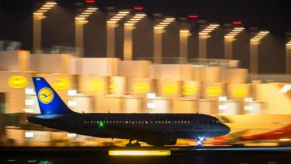 Bild: picture alliance / dpa
Ein Lufthans-Flugzeug rollt nach der Landung in München über das Rollfeld. Derzeitt sind die bestehenden Landebahnen wegen der Corona-Pandemie nicht ausgelastet. Eine Dritte soll es deshlab vorerst nicht gegebn.