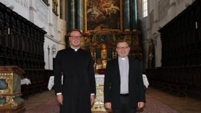 Bild: ads
Mit Henrik Preuß (links) kann Dekan Markus Brunner seinen 13. Praktikanten in der Pfarreiengemeinschaft St. Georg/St. Barbara willkommen heißen.