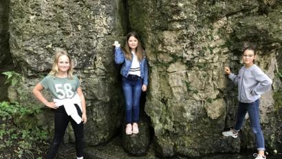 Bild: ero
Marie Lißner, Hannah Bär und Nina Pöllinger (von links) an der gesäuberten Quelle in Breitenbrunn mit der "Müll-Ente", dem ungewöhnlichen Müll-Fund, den die Mädchen nun zum Maskottchen gemacht haben.