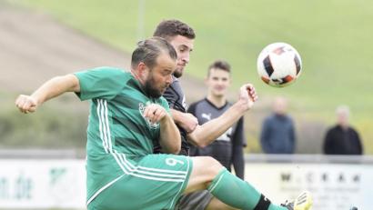 Bild: Ziegler
Voller Einsatz für den Jubiläumsaufstieg: Norbert Braun (vorne) ist mit dem 1. FC Schlicht auf dem Weg zur Kreisliga-Meisterschaft.