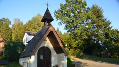 Bild: dob
An der schmucken Wegkapelle in Fiedlbühl lädt die Stadt zusammen mit Dekan Alexander Hösl am Dienstag, 22. September, um 19 Uhr zu einem Dankgottesdienst als Erinnerung der Madonnenstiftung durch den damaligen Bayerischen Ministerpräsident Dr. Alfons Goppel ein.