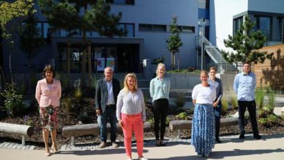 Bild: Matthias Sitzmann/exb
Hannelore Reil-Heining (Schulleiterin), Johann Vollath (Stellvertreter) starten gemeinsam mit den neuen Lehrkräften Kerstin Zeus, Verena Götz, Vanessa Messer, Katharina Grunow und Maximilian Stöckl (von links) ins neue Schuljahr.