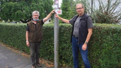 Bild: wro
Siegfried Trißl (rechts) ist der neue Wegepate für den "Fuchsweg". An der Schulstraße wurden der neu gestaltete Weg und dessen Betreuer von Bürgermeister Wolfgang Braun (links) vorgestellt.