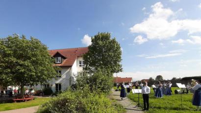 Bild: fjo
Auf der Gemeindewiese vor dem "Seniorenhaus im Naturparkland" musiziert das "Große Vereinsorchester" zum Standkonzert für alle Bewohner.