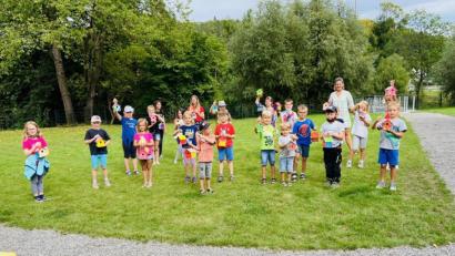 Bild: pop
Die bunten Vogelhäuschen werden sicher im Frühjahr gerne von den Vögeln angenommen. Mit den Kindern freute sich Jugendbeauftragte Paula Weigert (hinten rechts).