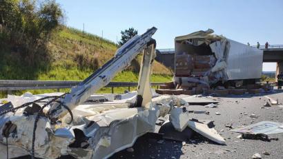 Bild: Feuerwehr Landkreis Schwandorf / Pressestelle
Auf der A6 bei Wernberg hat sich am Dienstagnachmittag ein tödlicher Unfall ereignet.