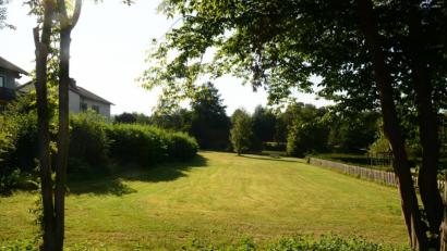 Bild: bey
Das Grundstück zwischen der Hecke (links) und dem Zaun zum Kinderspielplatz (rechts) würden potentielle Bauwillige gerne für ihr Vorhaben nutzen. Die Bereitschaft zum Verkauf besteht bei den Eigentümern offensichtlich. Das Grundstück liegt außerhalb des rechtsverbindlichen Bebauungsplanes "Herrenpoint".