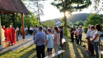 Bild: do
Unter freiem Himmel besuchten zahlreiche Gläubige aus Apfelbach und Eschenbach unter Corona-Hygienebedingungen den Jubiläumsgottesdienst.