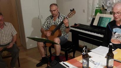 Bild: ld
Nun ist das Nachfolge-Ensemble der Brander Volksmusikgruppe da, allerdings mit neuem Namen: Nagler Dreigesang mit (von links) Bernhard Roth (Gesang), Armin Philbert (Gitarre und Leiter) sowie Sigi Schindler (Gesang).