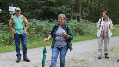 Bild: fks
Försterin Annette Schödel (Mitte) begleitete die Familien auf der Spurensuche. Mit dabei ihr Ehemann und Förster Wolfgang (links) sowie Geschäftsstellenleiterin Ursula Schimmel (rechts) vom Bund Naturschutz.
