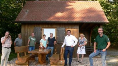 Bild: mh
Der Oberpfälzer Waldverein hat die von Schreinermeister Stefan Gläßler gebaute Sitzgruppe am Koppelberg aufgestellt.