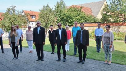 Bild: rha
Im Pfarrgarten heißen die kirchlichen Mitarbeiter der Pfarrei Vilseck den neuen Pfarrvikar, Pater Jimmy Joseph (Mitte), willkommen.