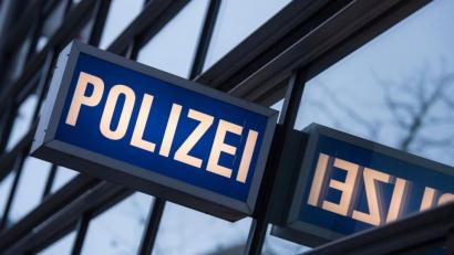 Symbolbild: Boris Roessler
Die Alltagsmaske soll schützen, kann bei Ermittlungen aber hinderlich sein.