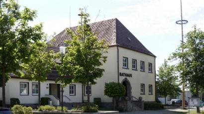 Archivbild: bkr
Das Landratsamt hat den Gemeindehaushalt genehmigt. Im Rathaus muss man dafür bei den freiwilligen Leistungen den Rotstift ansetzen.