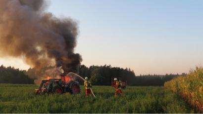 Bild: Polizei Sulzbach-Rosenberg
Der Traktor stand lichterloh in Flammen