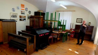 Bild: le
Das Sängerzimmer des gemischten Chors Liederkranz 1862, das derzeit im "Alten Pflegschloss" untergebracht ist, soll eventuell zum "Gerstl-Zimmer" werden, in dem der Nachlass des Flosser Malers ausgestellt wird. Vereinschef Alfons Lehner macht sich Sorgen um eine neue Bleibe.