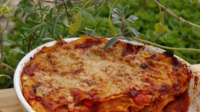 Bild: Miriam Lill
Das Topping mit Hefeflocken ist optional. Die vegane Lasagne sieht immer lecker aus und schmeckt auch so.