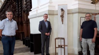 Bild: pz
In sicherem Abstand zueinander (von links) Kirchenpfleger Martin Rosner, Stadtpfarrer Thomas Vogl und Künstler Herbert Lankl in der Basilika neben der neuen Stele für den Geschändeten Heiland. Im Vordergrund der neue Weihrauch-Ständer, der ebenfalls von Lankl aus Bronze gefertigt wurde.