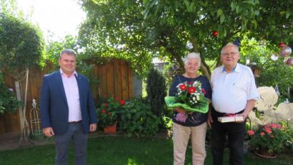 Bild: adj
Über die Glückwünsche von Bürgermeister Karlheinz Budnik zur Diamanthochzeit freuen sich Roswitha und Heinz Adam.