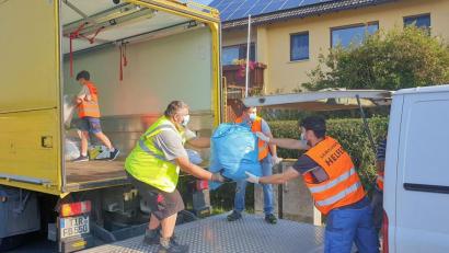 Bild: bsc
Die Altkleidersammlung des Kolping-Diözesanverbandes in Friedenfels ist alle Jahre schweißtreibend. Doch in diesem Jahr war sie besonders fordernd. Zum Schutz vor einer möglichen Ansteckung mit dem Coronavirus mussten Masken getragen werden.
